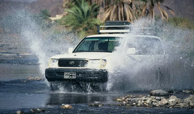 Oman Reisen - Jeep-Tour im Wadi Flussbett