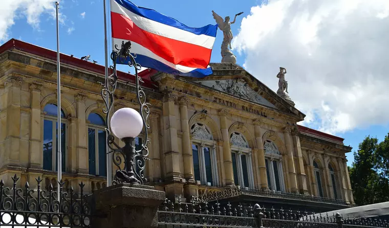 Costa Rica Rundreise und Baden - Costa Ricas Flagge vor dem Theater in San Jose