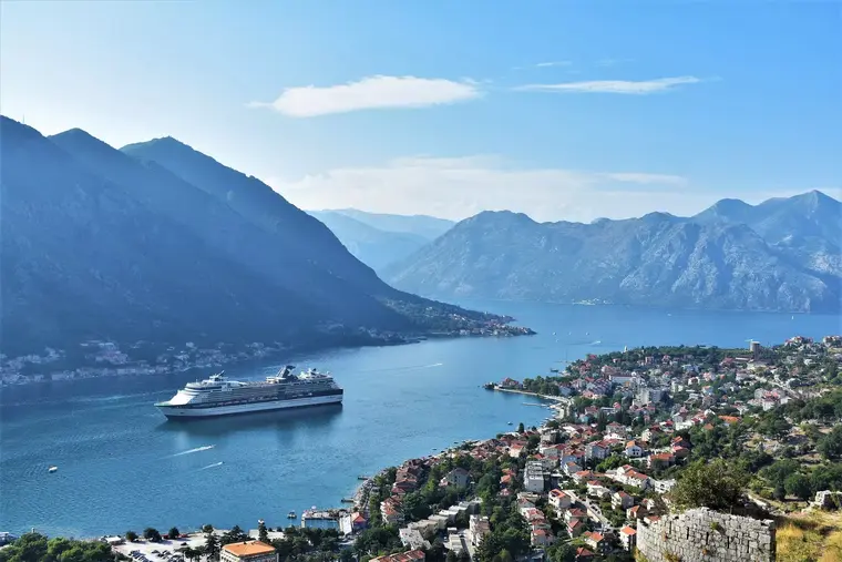 Kreuzfahrtschiff und Fjord Kotor Montenegro