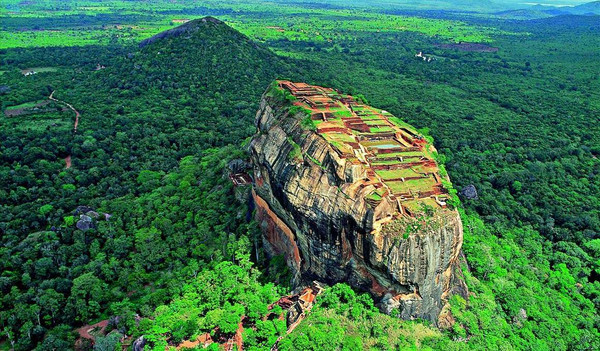 Der Loewenfelsen (Monolith) in Sigiriya, Sri Lanka 