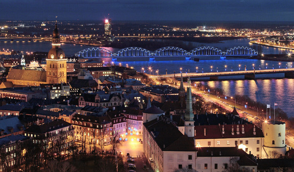 Lettlands Hauptstadt Riga bei Nacht