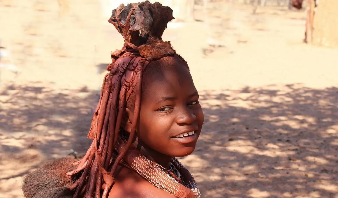 Afrzika - Himba Volk, Kind in traditioneller Kleidung
