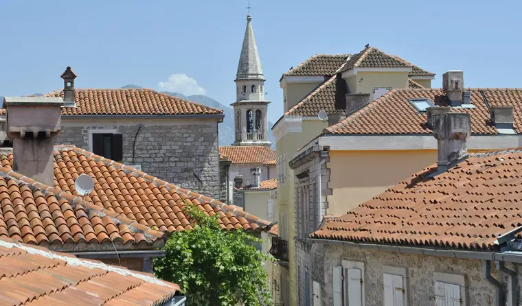 Dächer und Kirche in Montenegro
